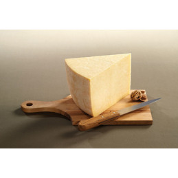 CANTAL ENTIER  (5kg +)   LE KG